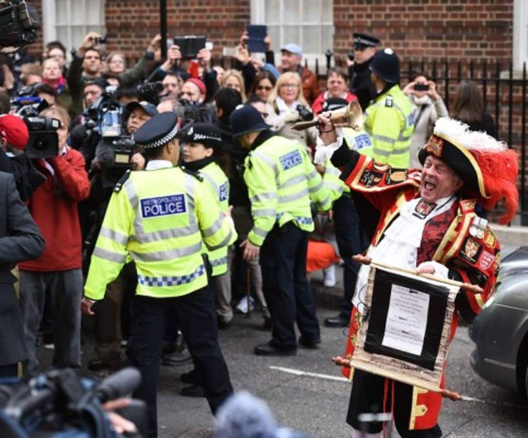 Los ingleses celebran el nacimiento de la cuarta en la línea de sucesión a la Corona.