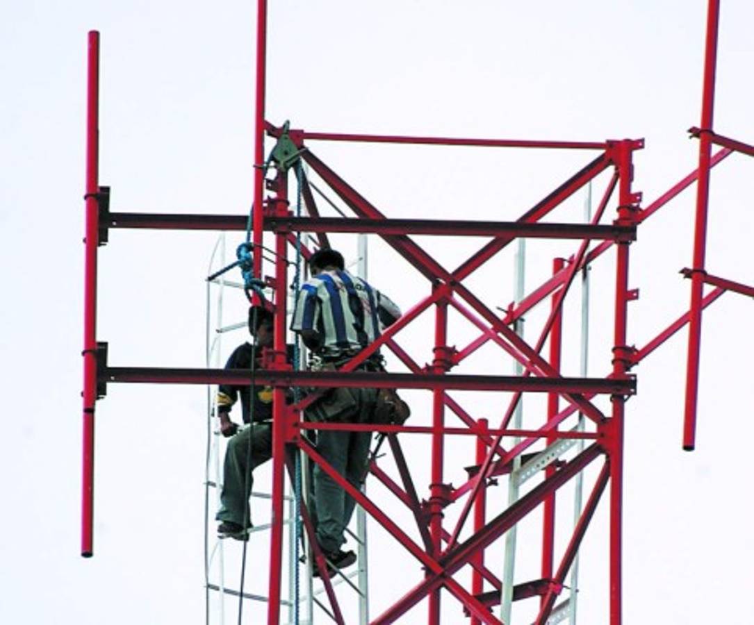 Anuncian licitación para otro operador de telefonía móvil