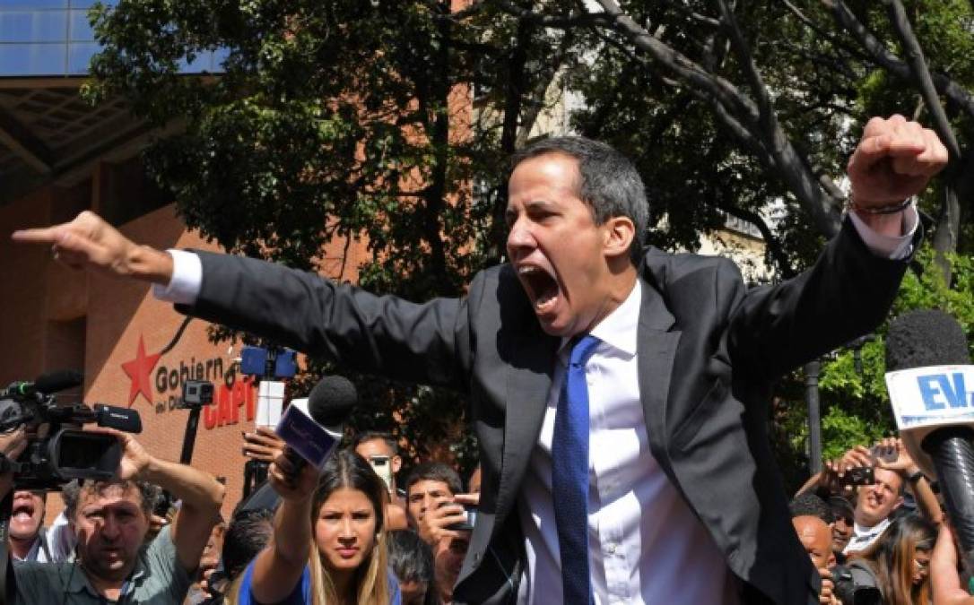 La caótica llegada de Juan Guaidó al Parlamento para su juramentación