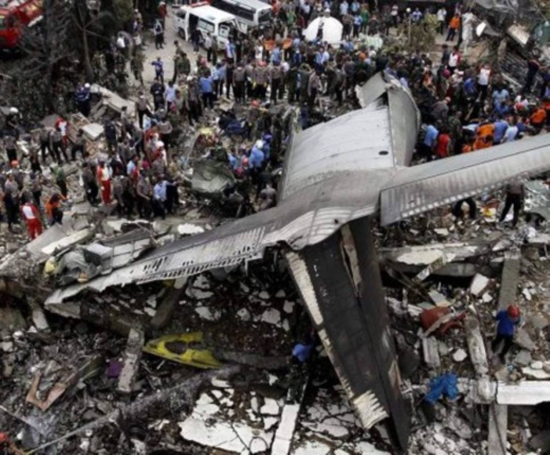 Todos los cuerpos del accidente aéreo de Indonesia evacuados