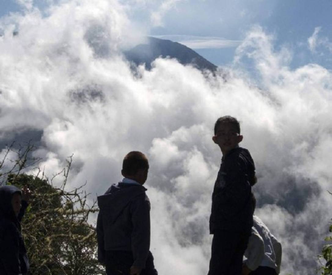 Volcán Turrialba lanzan cenizas sobre San José