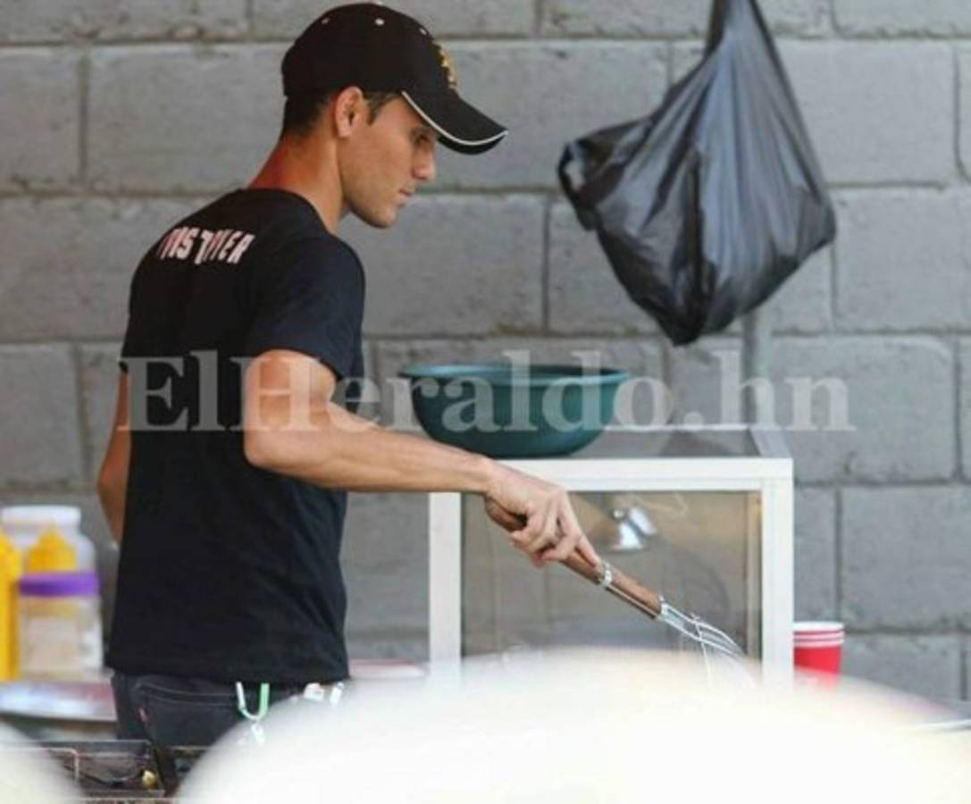 Cristopher Anariba, jugador del Honduras de El progreso, vende sus asados mientras su equipo prepara la final