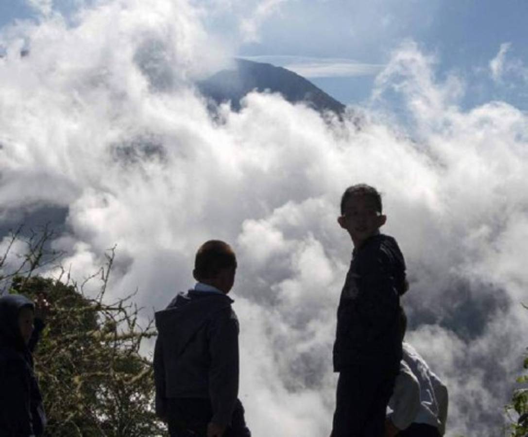 Volcán Turrialba hace nueva erupción