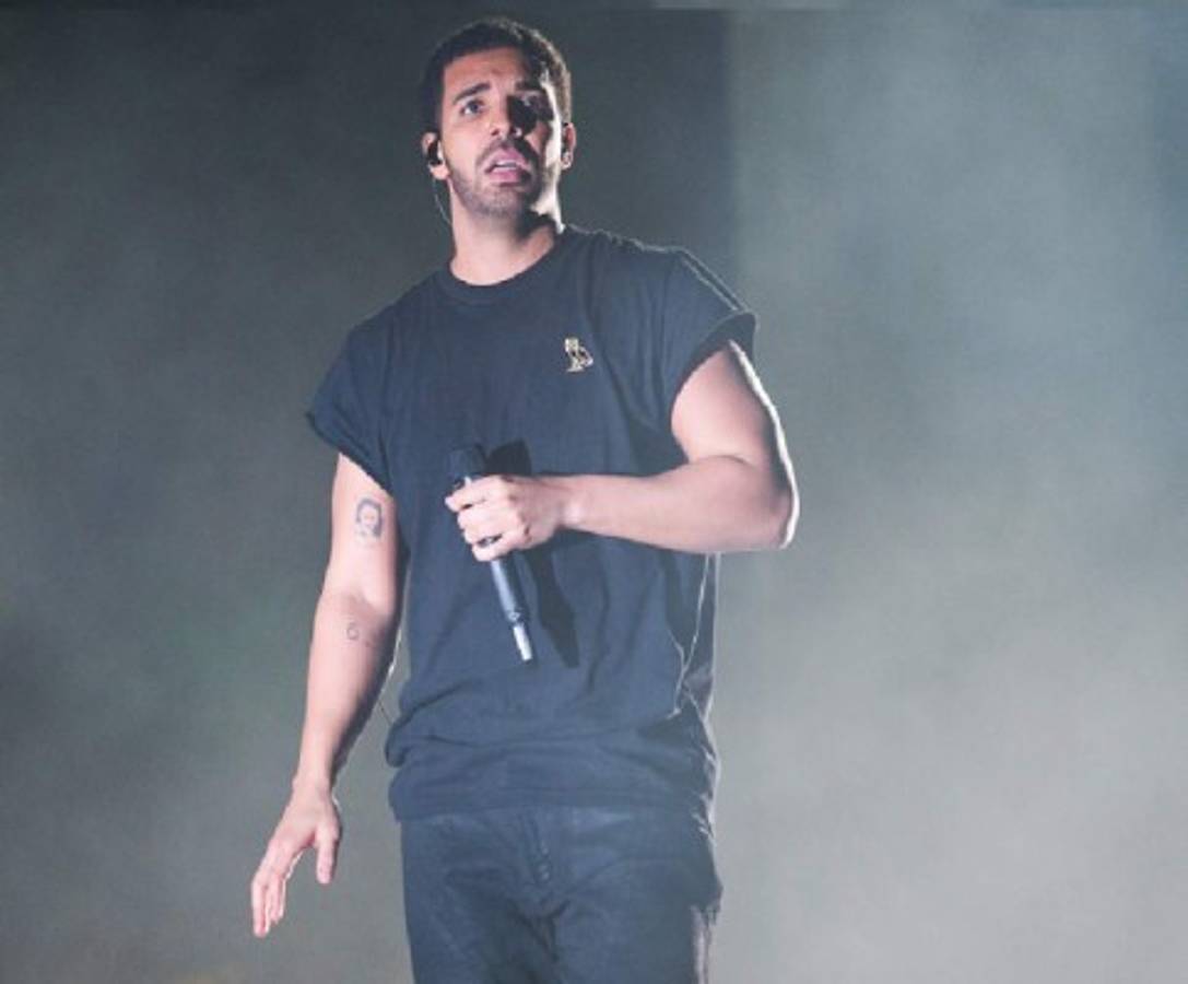 Madonna le roba un beso a famoso rapero