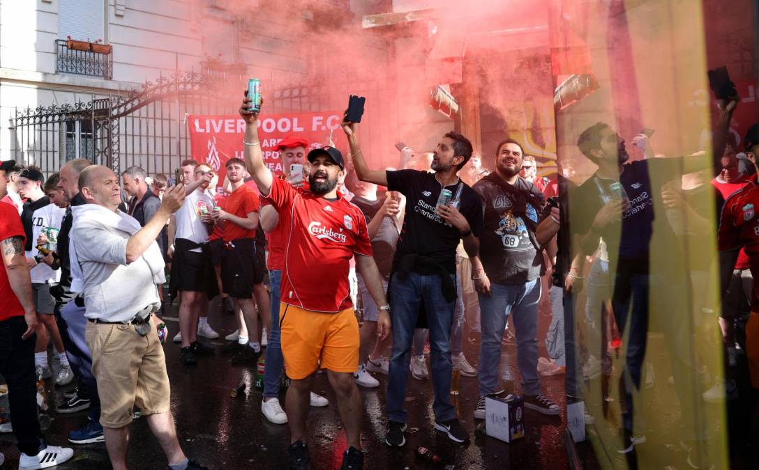 Así se vive el ambiente en Francia con la llegada de la afición de Liverpool previo a final de Champions