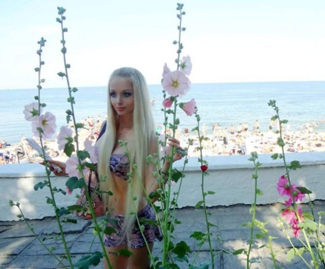 'Barbie humana' asusta a seguidores filmándose de forma extraña