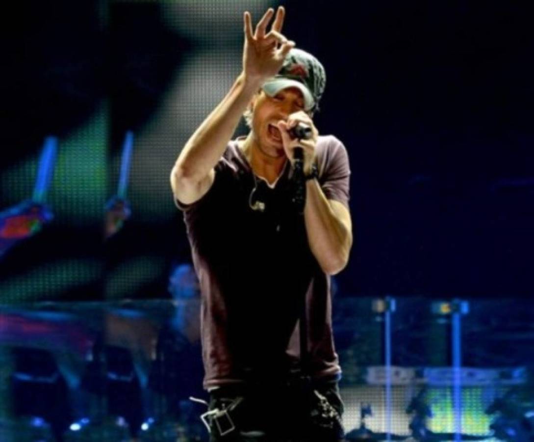 Enrique Iglesias arrasa en los Latin Grammy