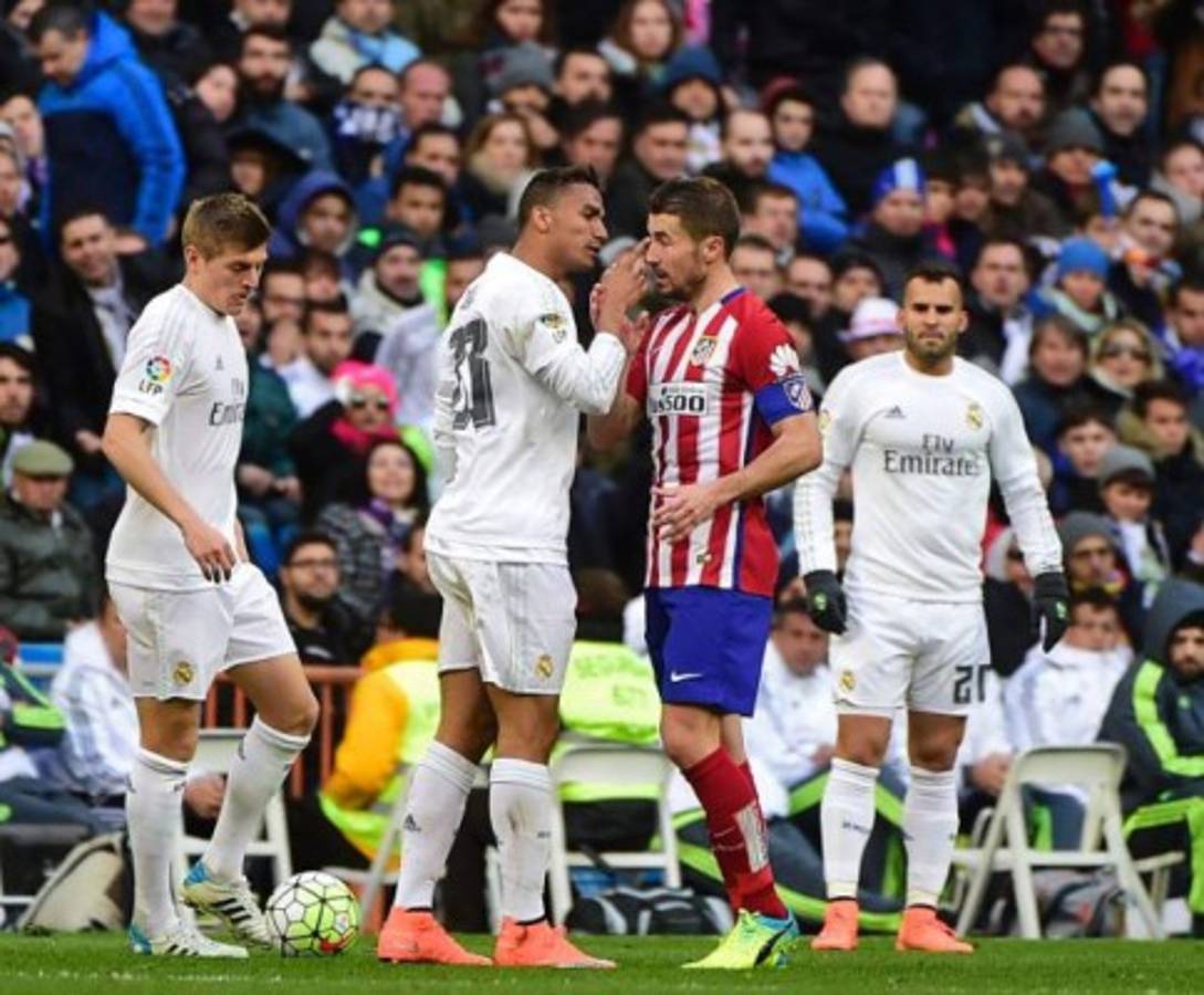 El Atlético gana al Madrid y le descuelga de la liga