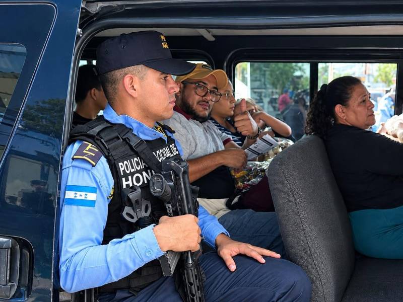 El sector transporte, como el comercio, es uno de los más afectados por la extorsión. Los agentes policiales le brindan seguridad a la población, pero su presencia sigue siendo escasa.
