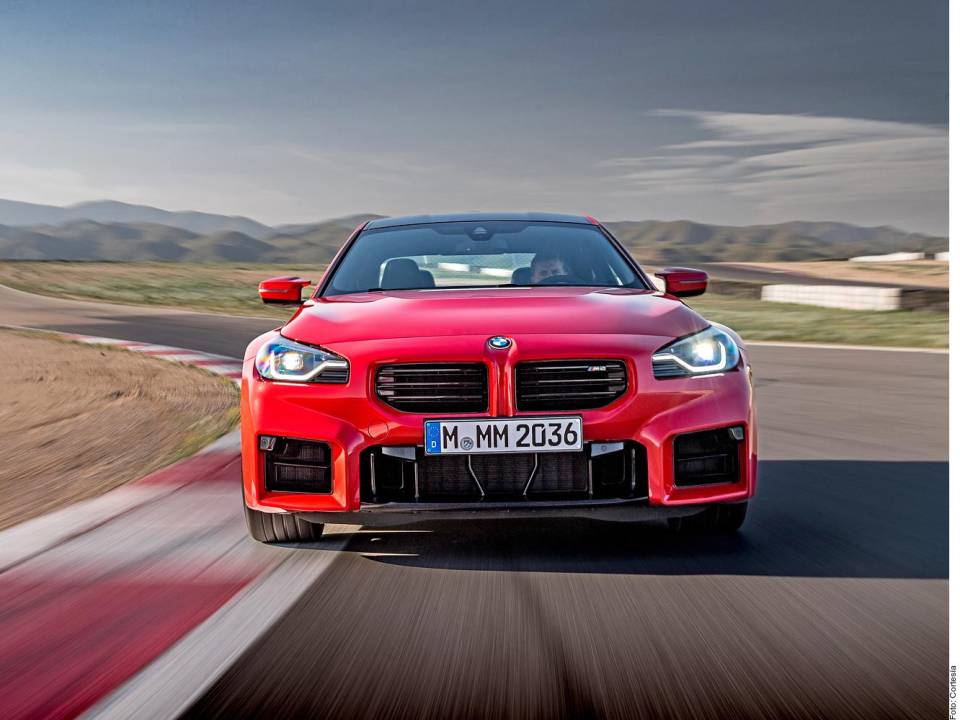 El BMW M2, diseñado por el mexicano José Casas, alcanza una velocidad máxima de 250 km/h.