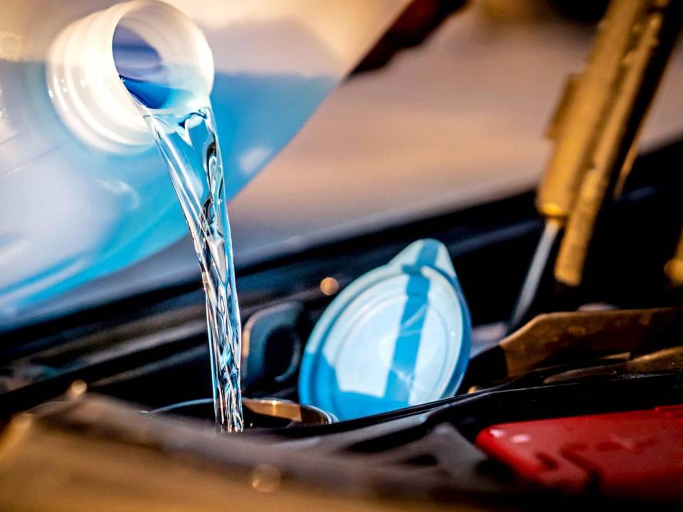 Siempre revisa que tu auto tenga niveles óptimos de agua y anticongelante para evitar que el mismo se caliente y se dañe.