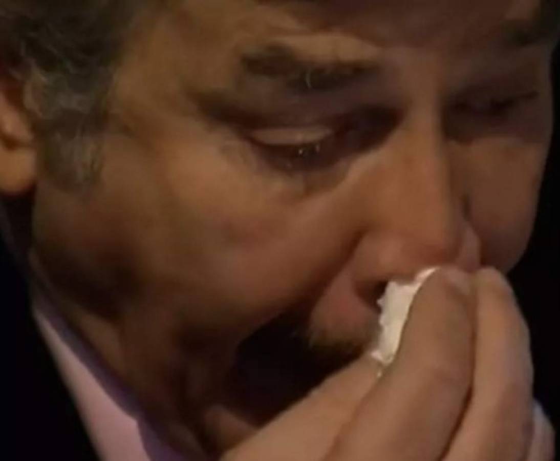 Pinedo limpiaba sus lágrimas y no podía contenerlas. Foto captura Youtube