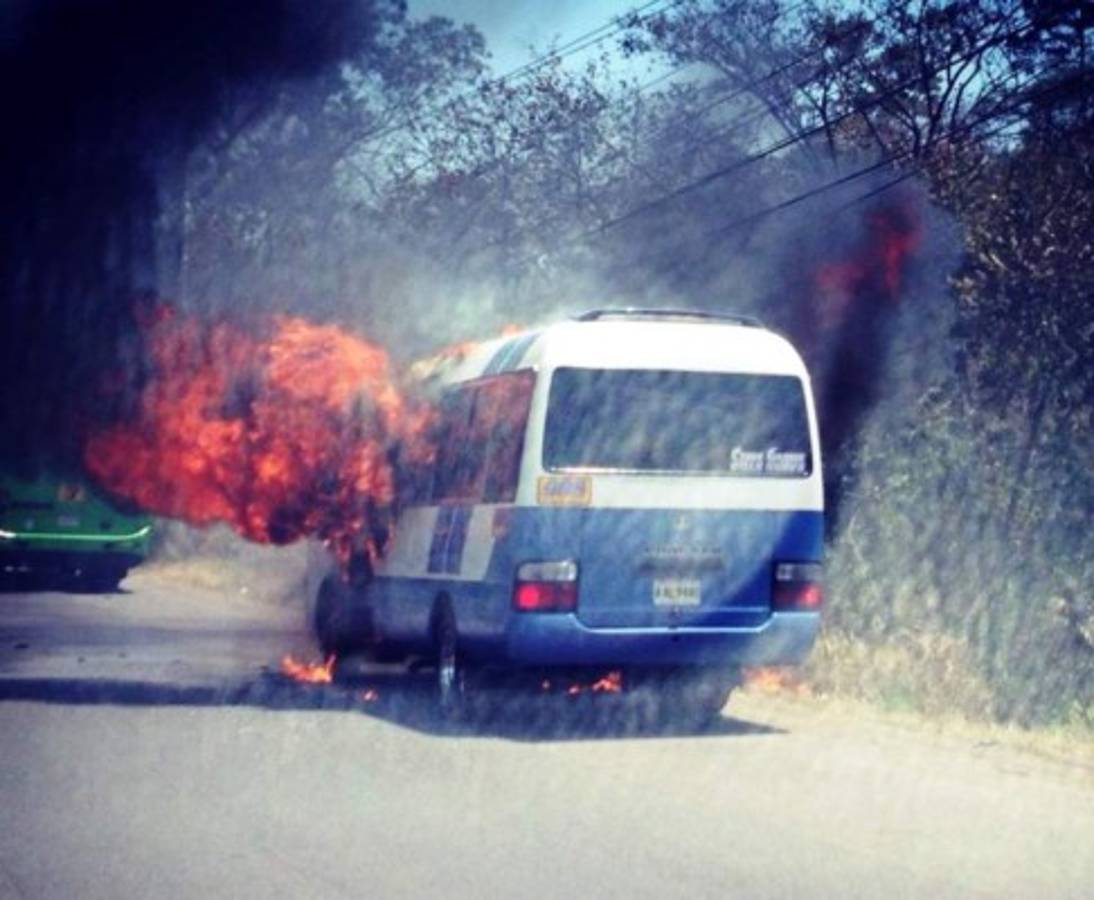 Matan a motorista y lo queman dentro de autobús