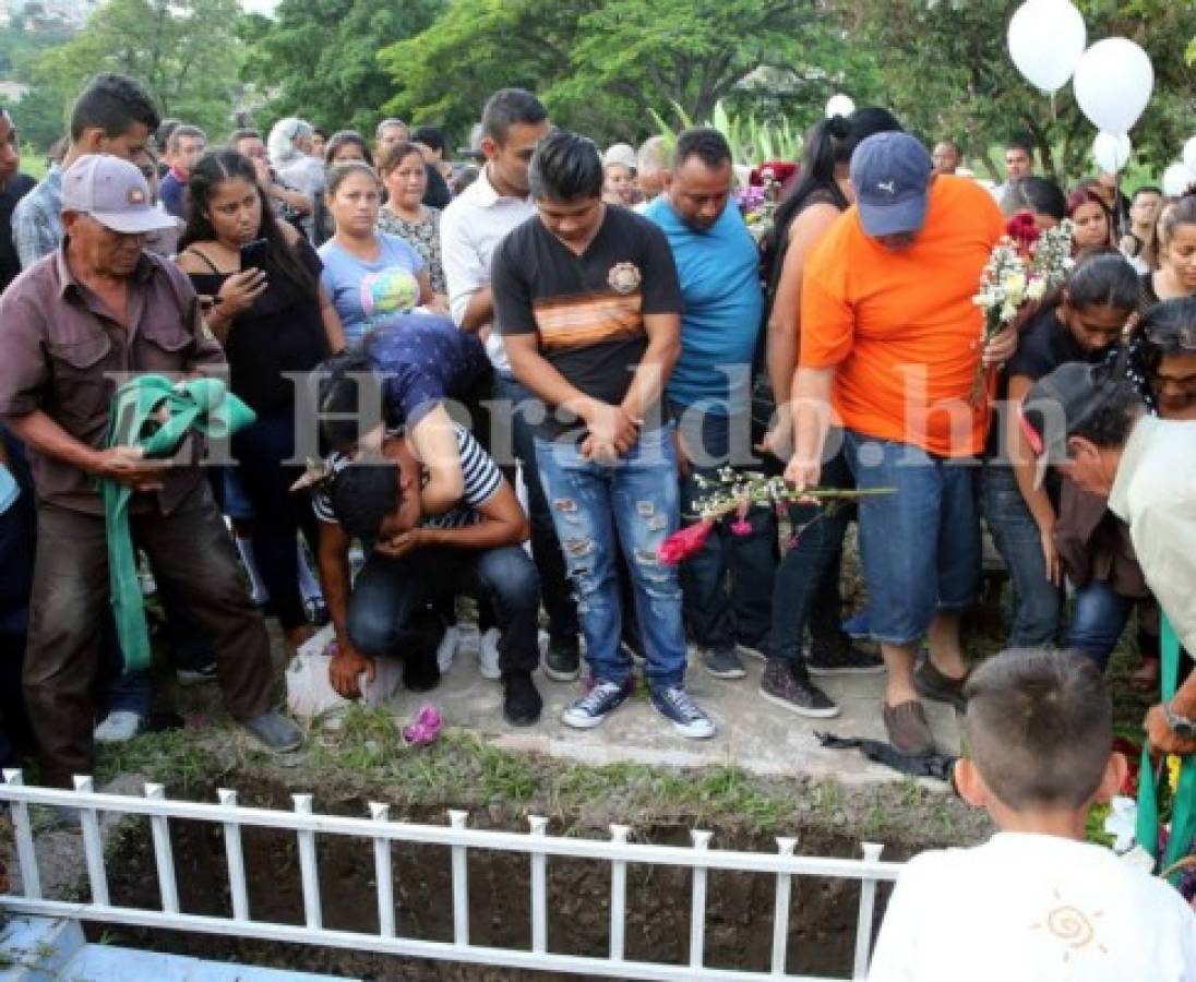 Los familiares del joven centralistas cayeron al suelo llorando y lamentando la partida de Olman. Foto: Jimmy Argueta/EL HERALDO.