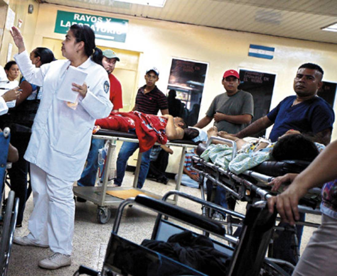 Estudiantes, voluntarios y militares suplen a enfermeras auxiliares en hospitales