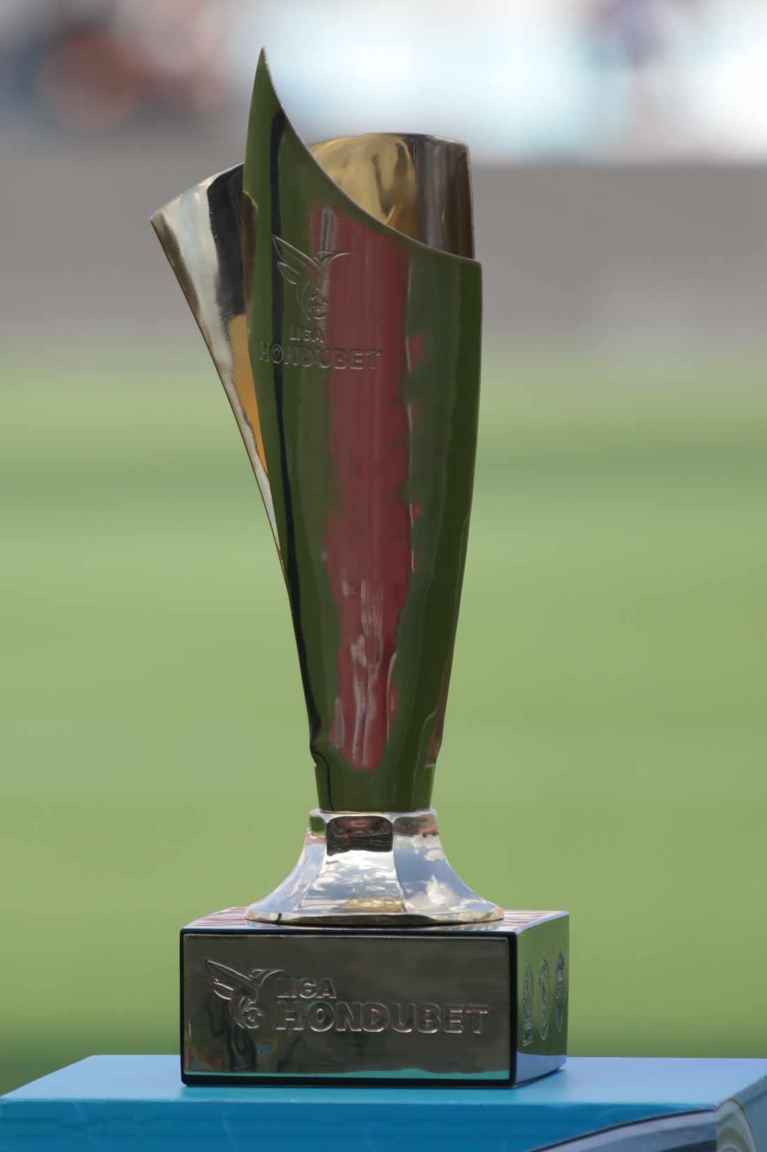 Buba descontrolado, aficionada desmayada, jugador confirma que se va de Olimpia y lágrimas