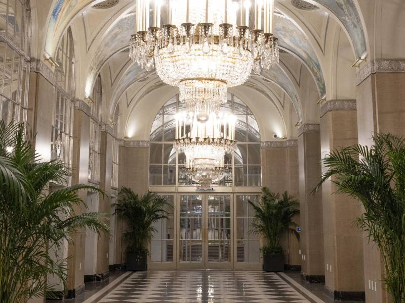 El Corredor Plateado del Waldorf cuenta con 18 pilares de madera de arce, con un tono gris plateado.