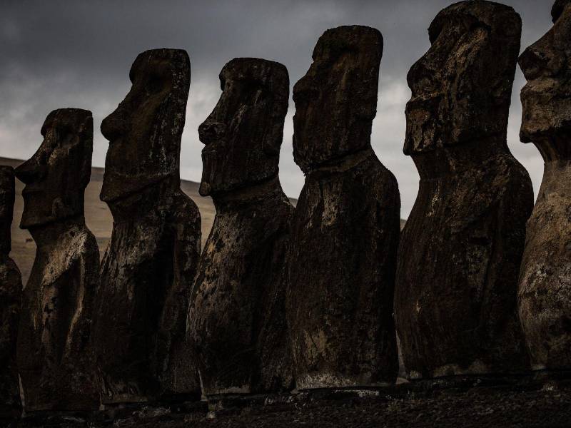 Durante siglos, los expertos han estado intrigados por el movimiento de los moáis, figuras monolíticas de piedra.