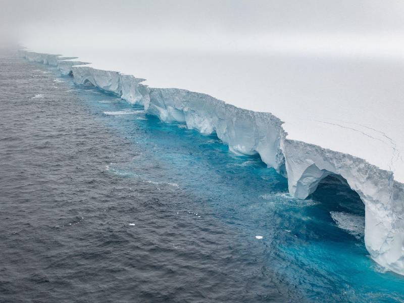 El A23a, a la deriva desde el 2020, ha perdido algo de tamaño, pero aún abarca más de 3 mil 400 kilómetros cuadrados. (Ian Strachan/EYOS Expeditions, vÍa Agence France-Presse — Getty Images)