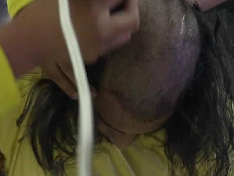 Un video de migrantes deportados de EU muestra cómo les rapan la cabeza en una prisión en El Salvador. (@nayibbukele vÍa X)