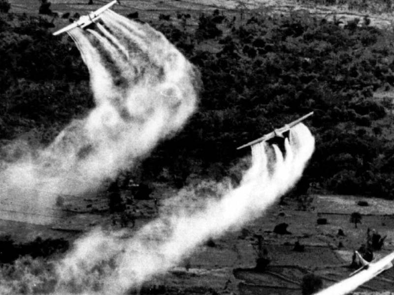 Aviones de la Fuerza Aérea de EU rociaron Agente Naranja sobre Vietnam en 1966. El químico nocivo se usó como defoliante.