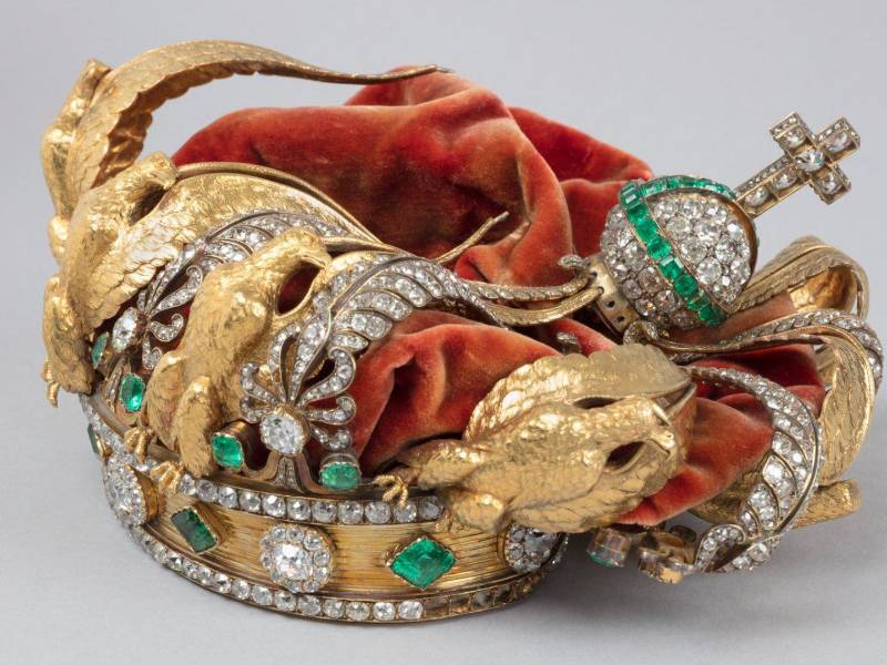 El Museo del Louvre anunció que pronto invitará a restauradores a presentar propuestas para la reparación de la corona, un proceso que será supervisado por un comité de expertos recién formado.