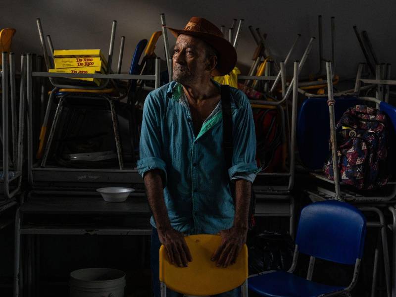 Combates entre rebeldes en el noreste de Colombia obligaron a Héctor Julio Franco a refugiarse en una escuela en Tibú. (Federico Rios para The New York Times)