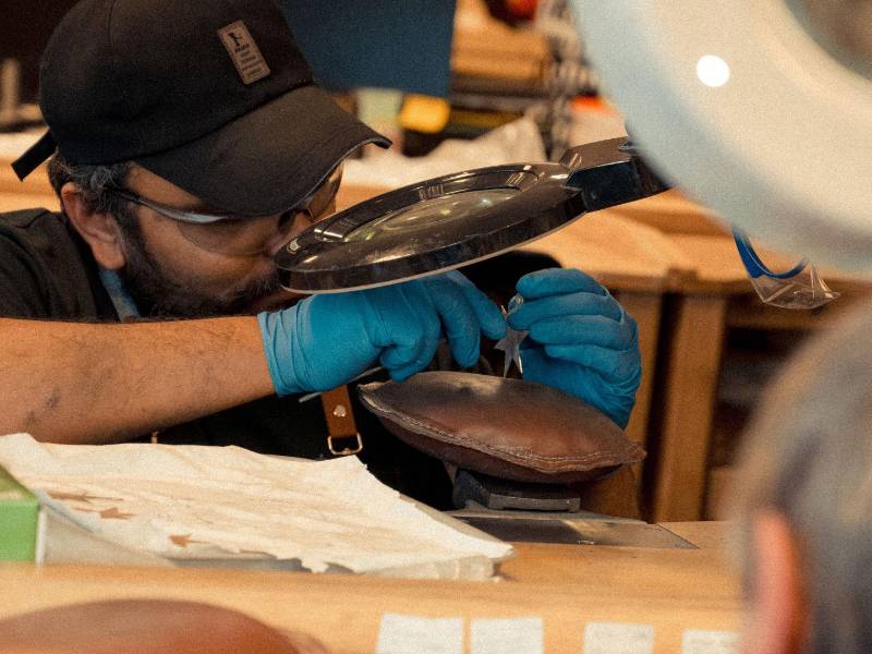 La Royal Mint británica ahora fabrica joyería con metales reciclados, vendida bajo la marca 886. (Francesca Jones para The New York Times)