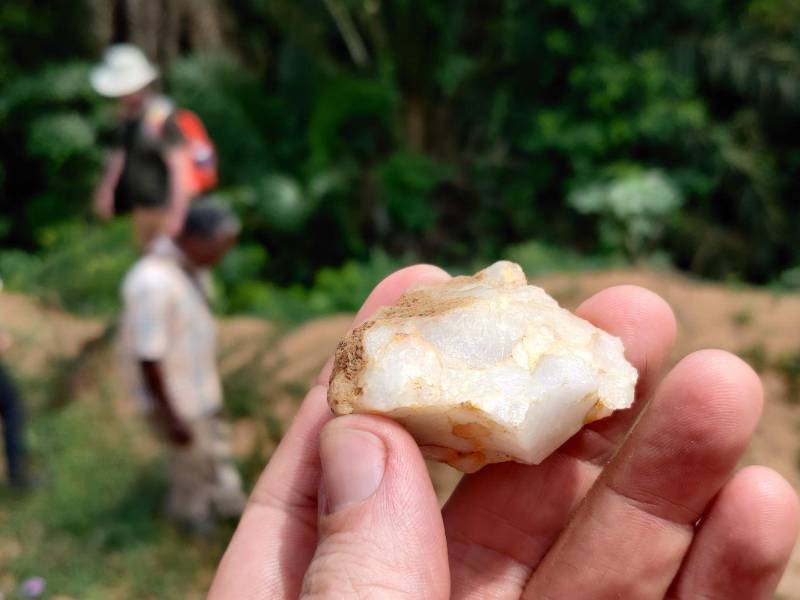 Un fragmento de herramienta de piedra hallado por investigadores durante una visita a Costa de Marfil en el 2020. (Jimbob Blinkhorn)