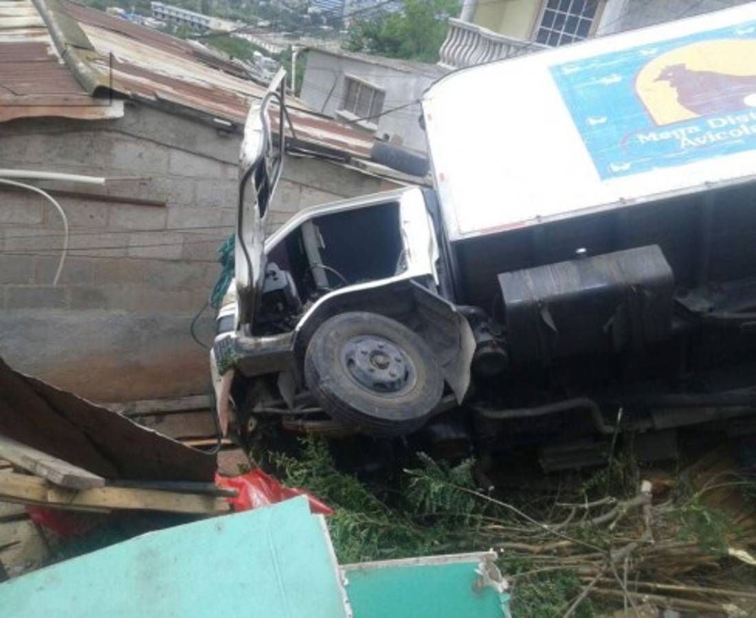Camión cae sobre una vivienda de Tegucigalpa