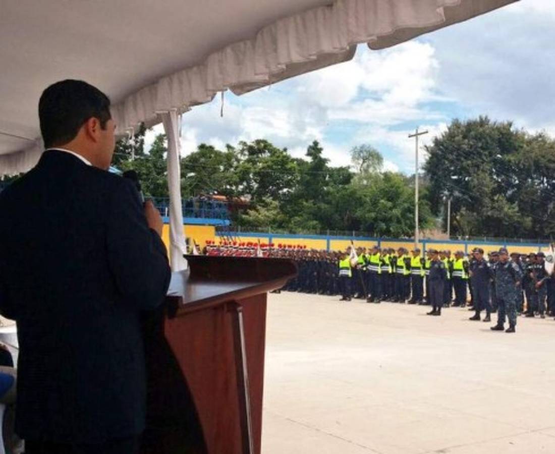 Presidente de Honduras encabeza ceremonia de ascensos policiales