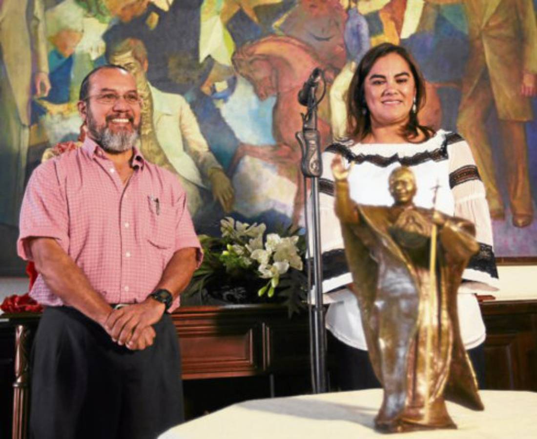 Primera dama apoyará estatua de Juan Pablo II