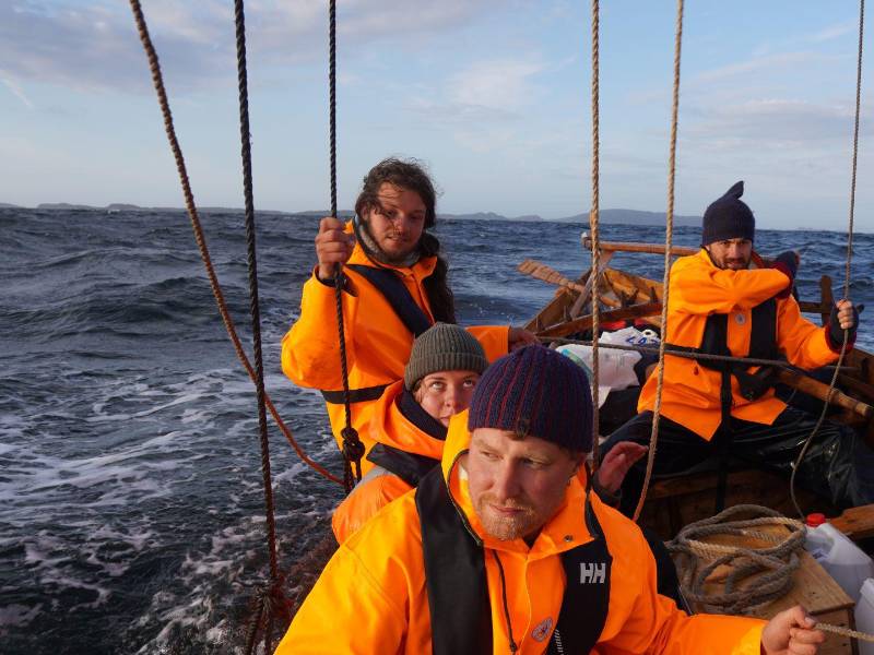 Durante tres años de expediciones, Greer Jarrett (der.) y sus tripulaciones enfrentaron diversos peligros.