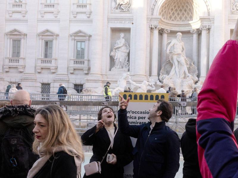 Una restauración de tres meses no evitó que turistas lanzaran monedas a la Fontana de Trevi.
