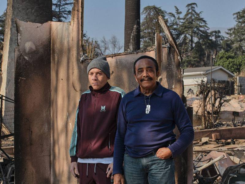 Damen Wright (izq.) y su padre, Clarence, en su casa destruida en Altadena, California. (Philip Cheung para The New York Times)