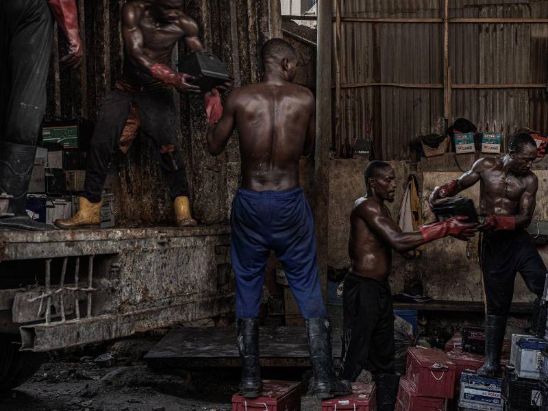 Cargando baterías de coche en un camión con destino a True Metals, una planta de fundición de plomo muy contaminada en Ogijo, Nigeria.