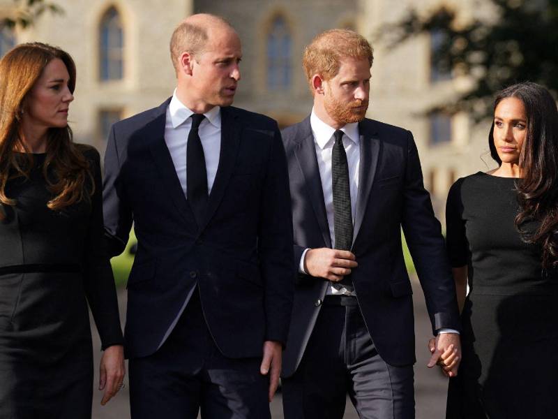 Kate y William, Princesa y Príncipe de Gales; y Harry y Meghan, Duque y Duquesa de Sussex, en el 2022. (fotografía por Kirsty O’Connor)