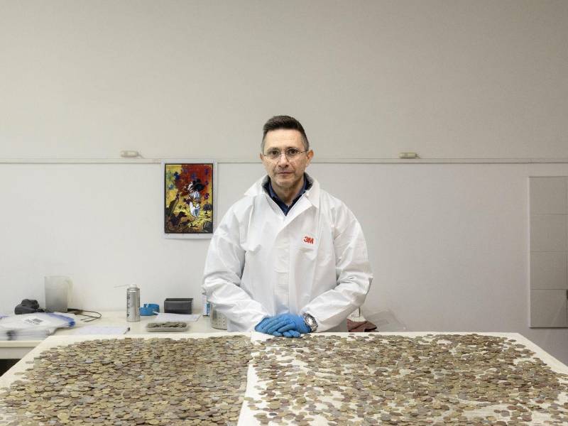 Fabrizio Marchioni ayuda a contar las monedas arrojadas a la Fontana de Trevi. El dinero se utiliza para obras de caridad. (Alessandro Penso para The New York Times)