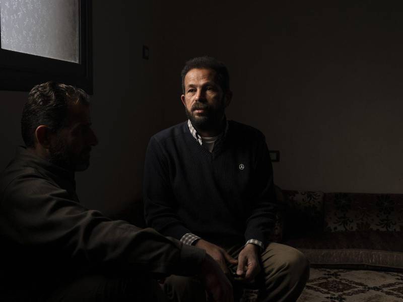 Sami al-Izoo (der.) dijo recibir una demanda de rescate de 400 mil dólares tras el secuestro de su hermano. (Kiana Hayeri para The New York Times)