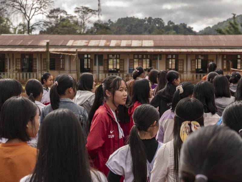 Se han establecido escuelas en el territorio de Myanmar controlado por los rebeldes. Estudiantes de una preparatoria.