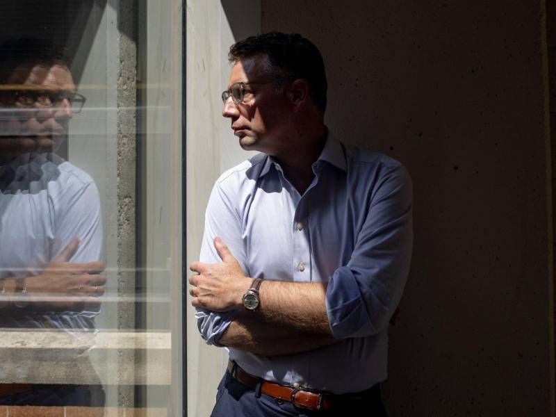 Tim Cernak, químico farmacéutico, intenta curar a Pebbles, un monstruo de Gila infectada con un parásito. (Emily Elconin para The New York Times)