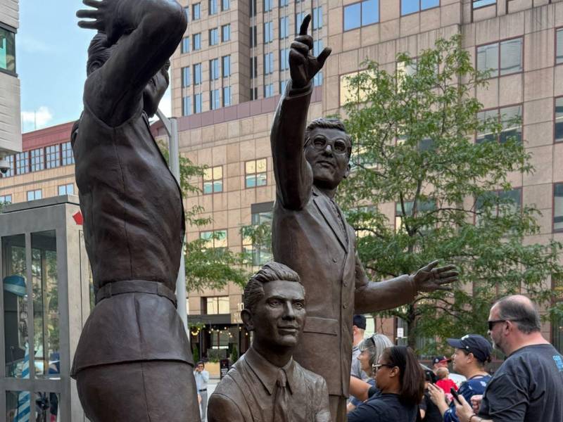 En una nueva estatua se puede ver a Joe Shuster dibujando la portada del número 1 de Action Comics.