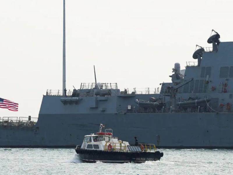 Un destructor de misiles guiados cerca del Canal de Panamá en septiembre, parte de la presencia militar de EU en el Caribe.