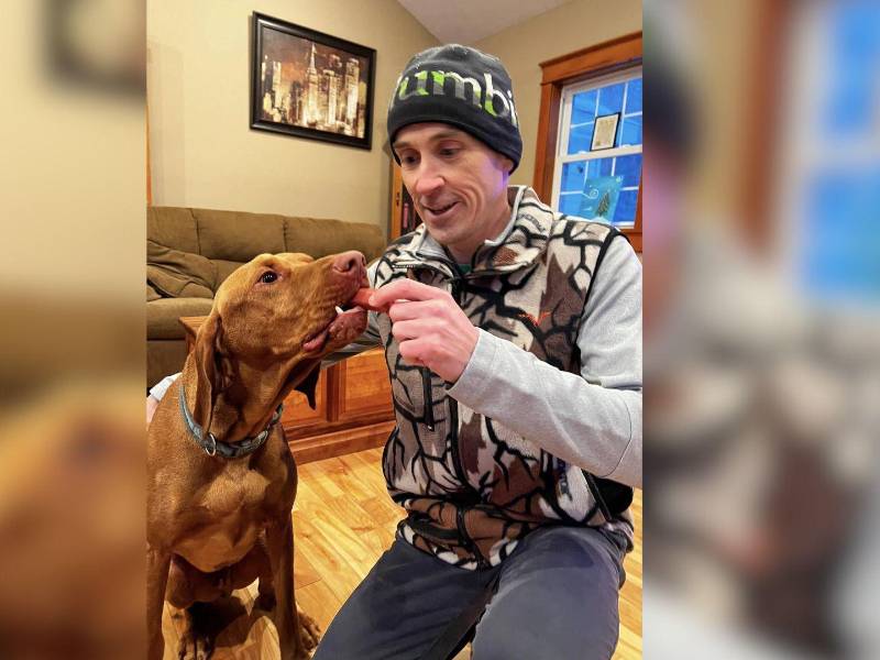 Chad Tavernia, que se especializa en encontrar mascotas perdidas, con Otis tras ser reunido con su familia en el 2024.