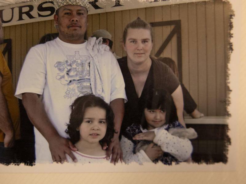 Jennifer Mendoza Arias perdió a su marido, Eduardo, en un accidente de tala. Una vieja foto con dos de sus hijas.