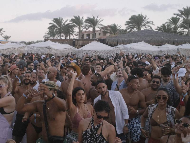 Hombres y mujeres bailan en un festival en la Bahía de Almaza en Sahel el Shireer, la Costa Mala de Egipto.