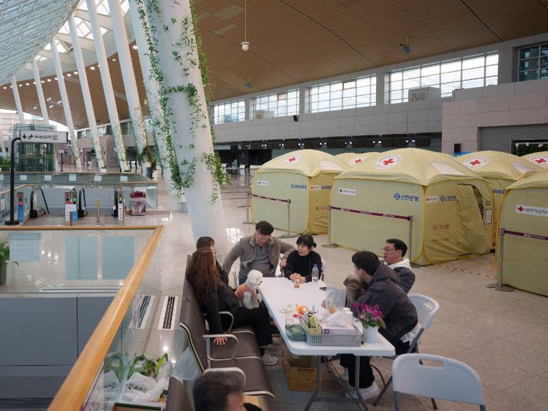 Algunos familiares de los fallecidos en el accidente aéreo de Jeju Air se reúnen en el Aeropuerto Internacional de Muan.