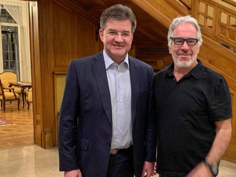 En una imagen sin fecha difundida por legisladores demócratas en Estados Unidos, Jeffrey Epstein aparece junto a Miroslav Lajcak, quien renunció como asesor de seguridad nacional del primer ministro de Eslovaquia, Robert Fico.