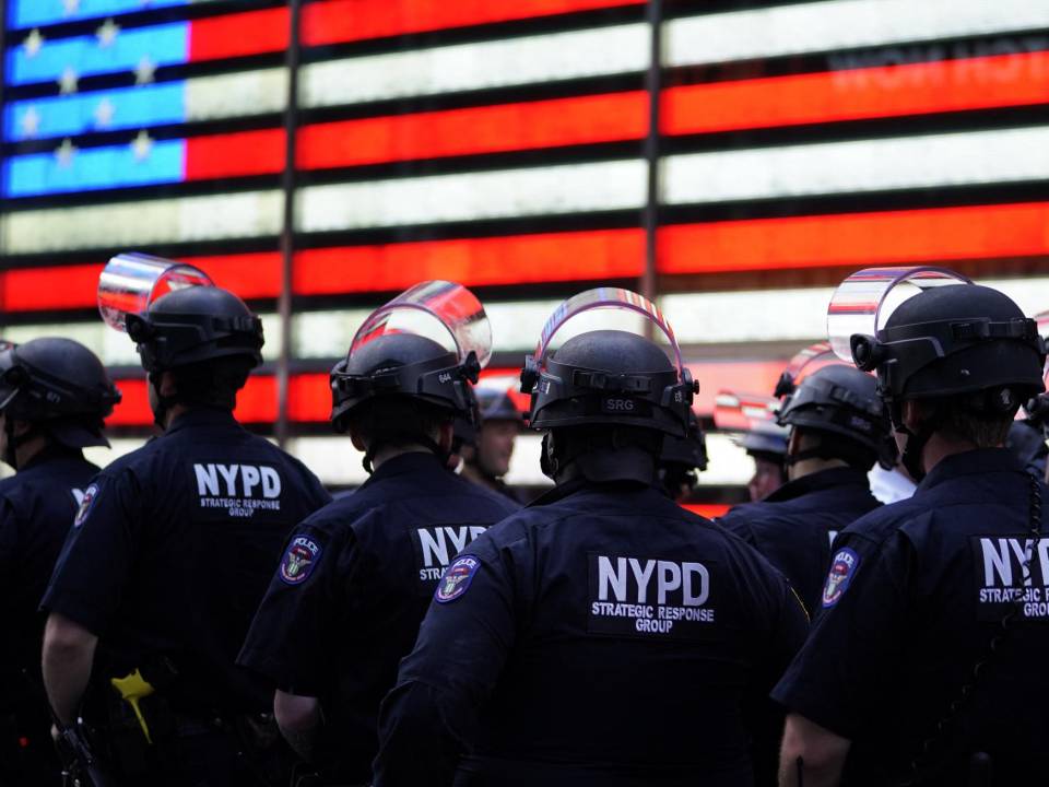 Los policías de Nueva York observan a los manifestantes en Times Square durante una protesta de “Black Lives Matter”.