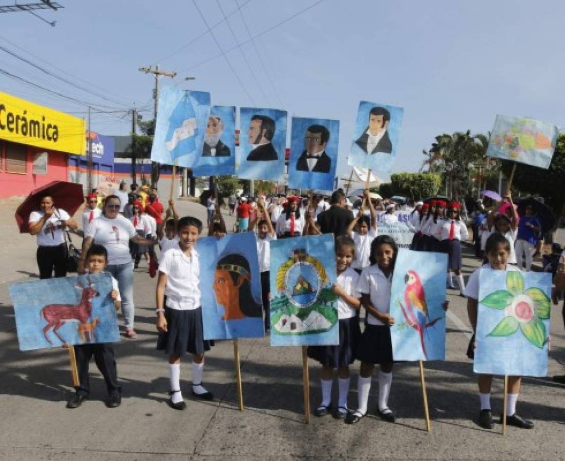 Escolares dan un colorido y fervoroso saludo a la Patria